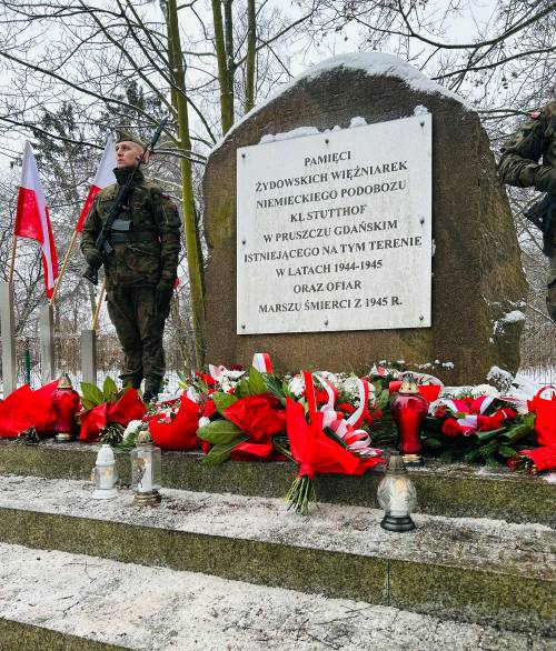 Żołnierz stojący pod pomnikiem