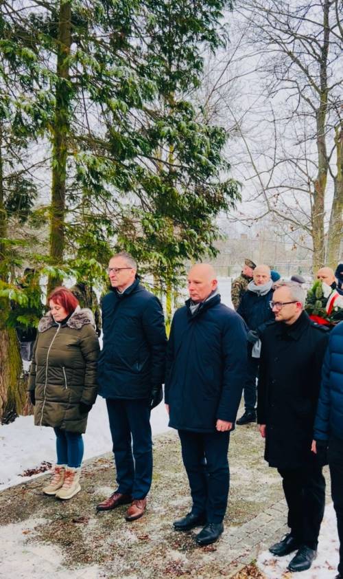 Burmistrz Pruszcza Gdańskiego stojący z innymi osobami