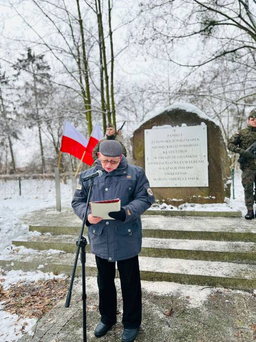 Starszy mężczyzna przemawia do mikrofonu