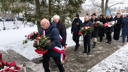 Osoby składające wieniec pod pomnikiem