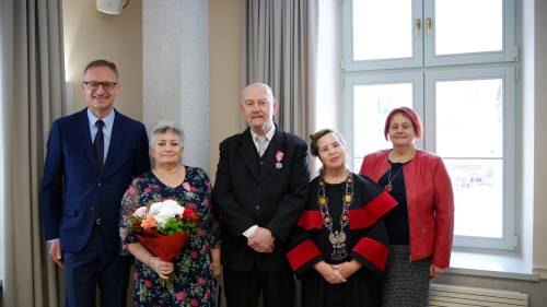 Jedna z par w towarzystwie burmistrza, przewodniczącej rady miasta i kierownik USC