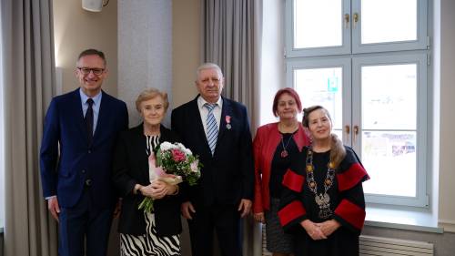 Jedna z par w towarzystwie burmistrza, przewodniczącej rady miasta i kierownik USC