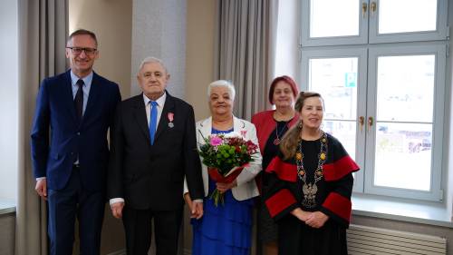 Jedna z par w towarzystwie burmistrza, przewodniczącej rady miasta i kierownik USC