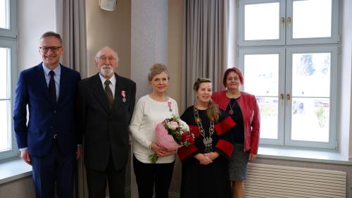 Jedna z par w towarzystwie burmistrza, przewodniczącej rady miasta i kierownik USC