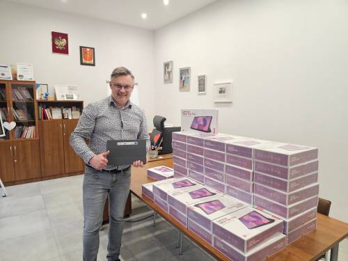 Mężczyzna trzyma nowy tablet.