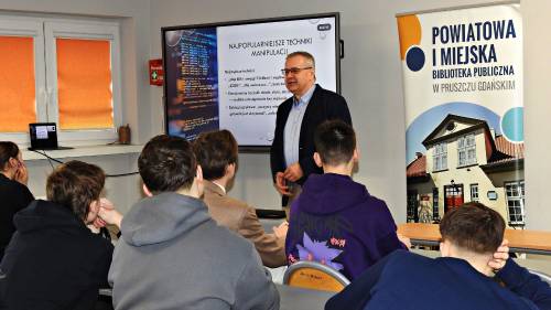 Piotr Aszyk rozmawia z uczniami o technikach manipulacji