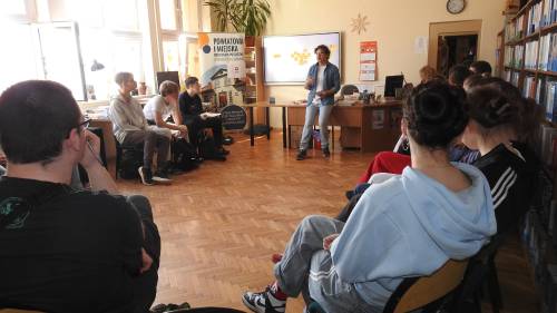 Boguś Janiszewski prowadzi warsztaty w bibliotece