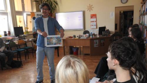 Boguś Janiszewski prezentuje uczniom materiał warsztatowy
