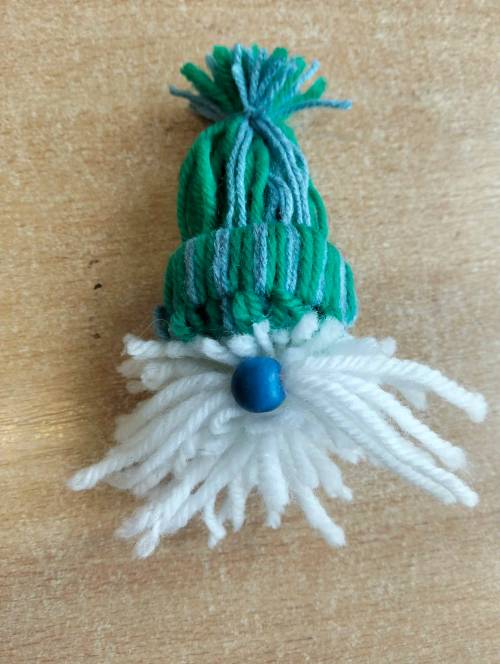 Jeden ze skrzatów z włóczki