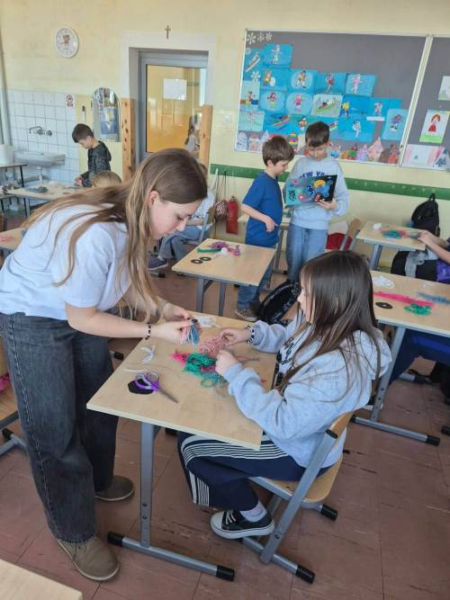 Uczennica z prowadząca zajęcia