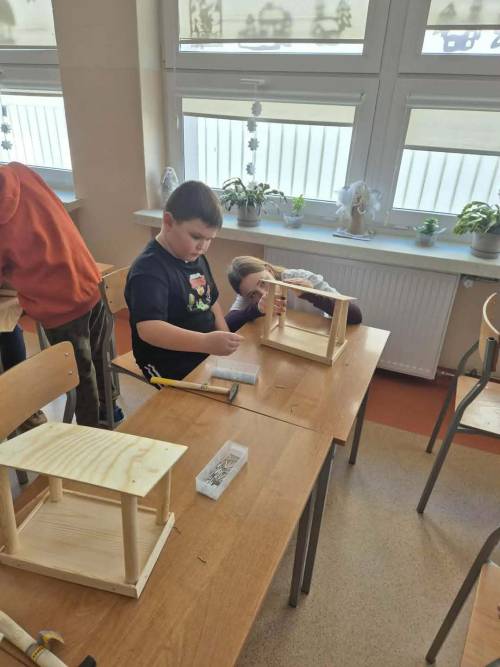 Uczniowie budują karmnik