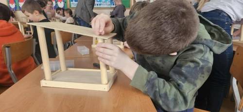 Jeden z uczniów buduje karmnik