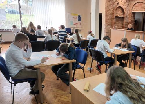 Uczestnicy konkursu piszą teksty