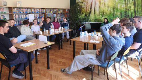 Grupy uczniów prowadzą dyskusję