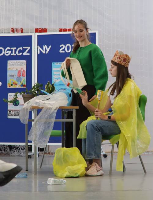 Dwie uczennice podczas swojej prezentacji pokazują różne przedmioty