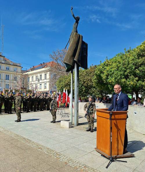 Burmistrz Pruszcza Gdańskiego przemawia do uczestników przy pomniku Nike