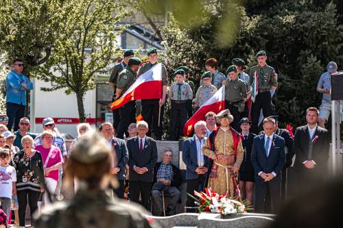 Uczestnicy obchodów stoją na placu Jana Pawła II