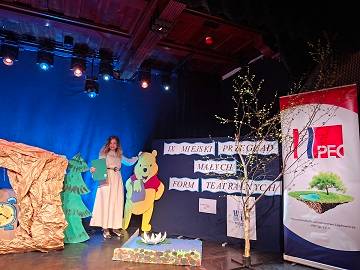 Scena w Centrum Kultury i Sportu, na której występowały dzieci