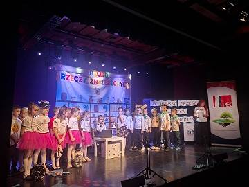 Grupa przedszkolaków podczas występu na scenie