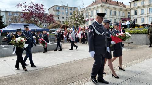 Składanie kwiatów pod pomnikiem