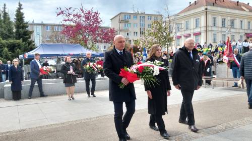 Składanie kwiatów pod pomnikiem