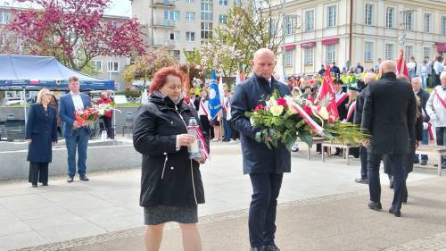 Składanie kwiatów pod pomnikiem