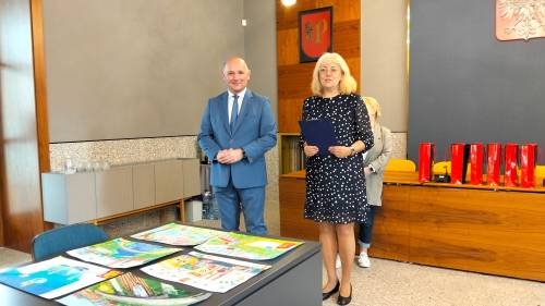 Zastępca burmistrza i kierownik biblioteki witają przybyłych