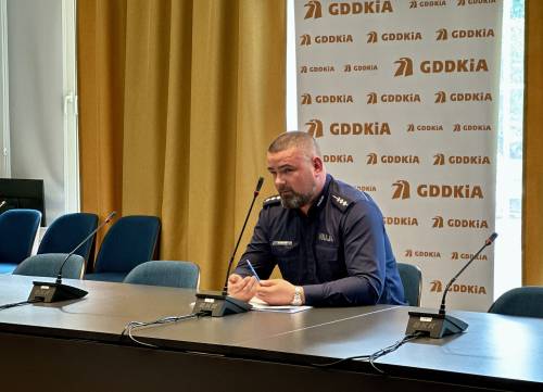 Przedstawiciel policji omawia sytuację
