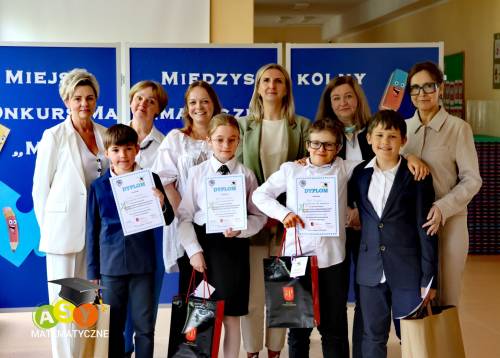 Czworo laureatów konkursu wraz  nauczycielkami i dyrektor szkoły