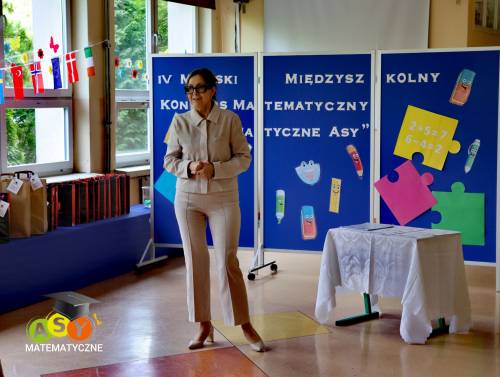 Dyrektor szkoły przemawia do uczestników konkursu