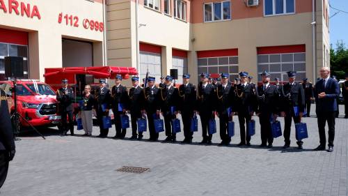 W szeregu na placu stoją strażacy