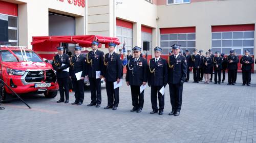 Wyróżnieni strażacy stoją w szeregu