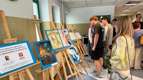 Uczniowie i goście oglądają wystawę prac plastycznych