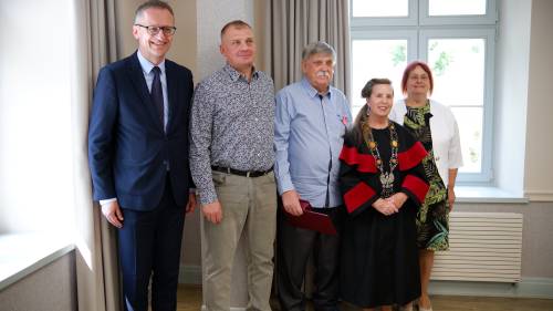 Jeden z jubilatów w synem  w towarzystwie burmistrza, przewodniczącej Rady Miasta i kierownik USC