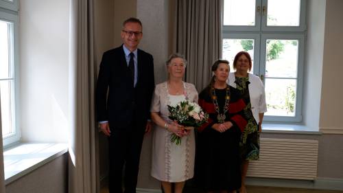 Jedna z jubilatek w towarzystwie burmistrza, przewodniczącej Rady Miasta i kierownik USC