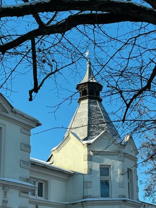 Zbliżenie na wieżyczkę starego budynku