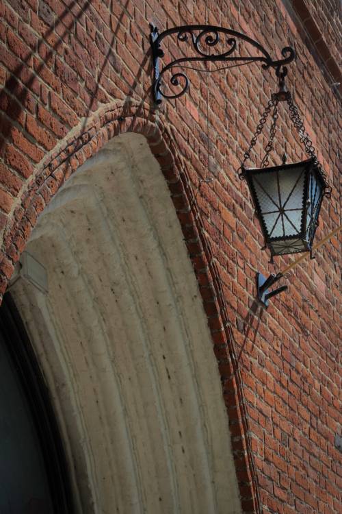 Zbliżenie do ścianę kościoła i lampę