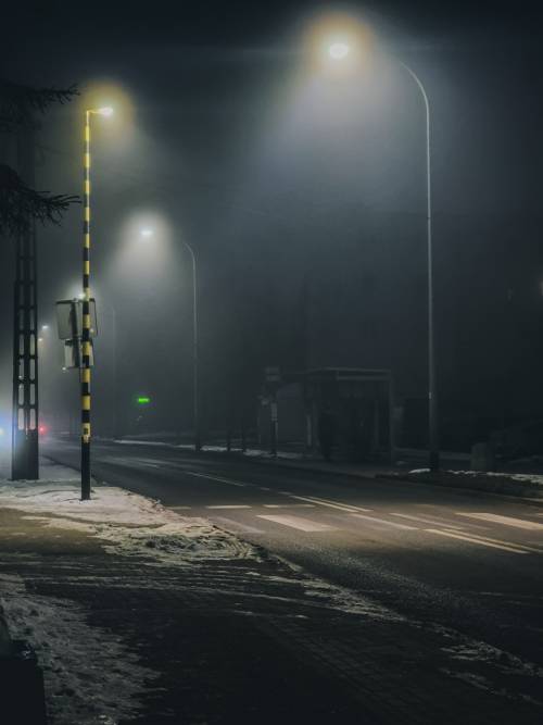 Ulica nocą oświetlona lampami