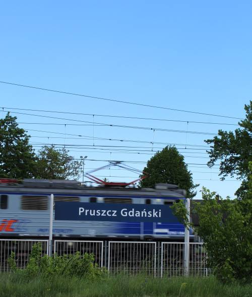 Pociąg jadący po torach