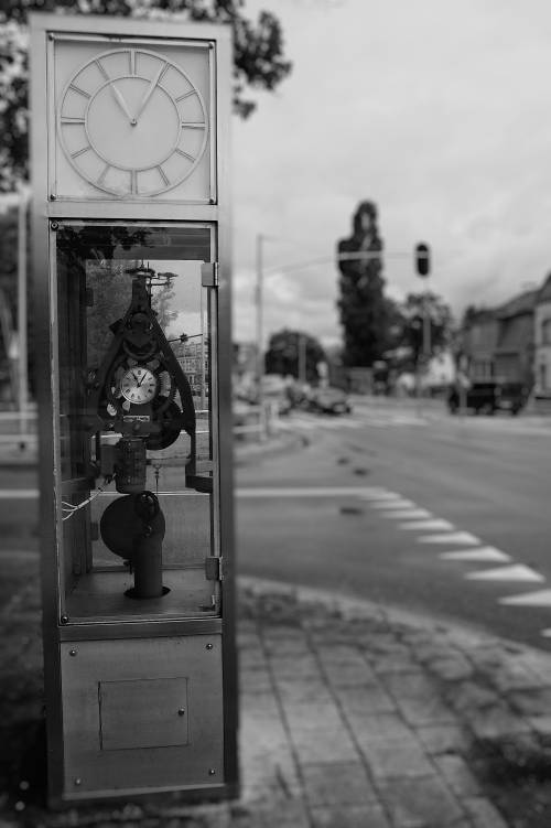 Zegar stojący na chodniku