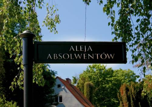 Zbliżenie na znak Aleja Absolwentów