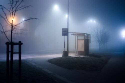 Przystanek autobusowy nocą