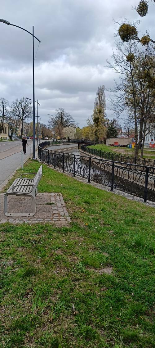 Kanał Raduni i chodnik