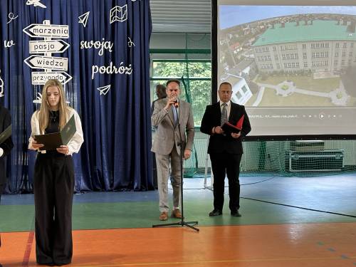 Zastępca burmistrza Pruszcza i dyrektor ZSO nr 1, obok stoi uczennica