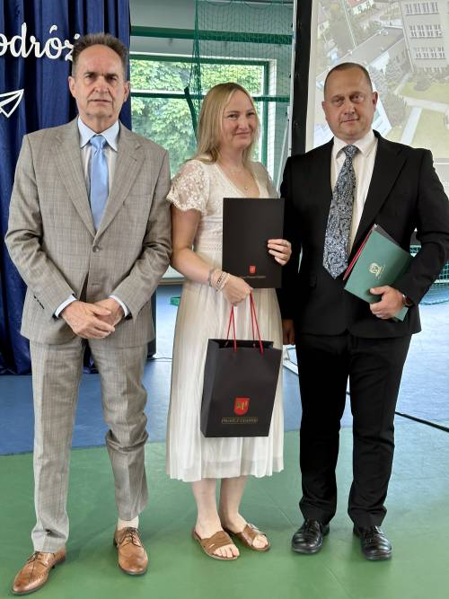 Zastępca burmistrza Pruszcza, dyrektor szkoły i wyróżniona nauczycielka z dyplomem