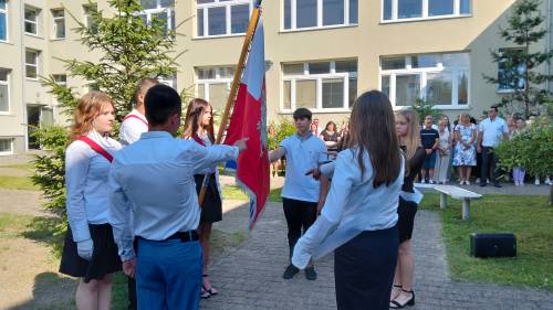 Uczniowie składają przysięgę na sztandar szkoły