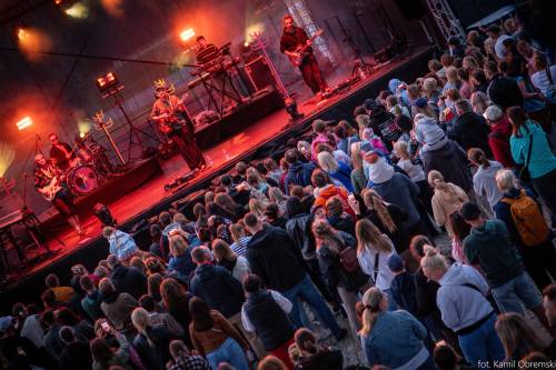 Tłum ludzi i widok na scenę i zespół muzyczny