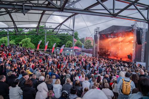 Widok na amfiteatr wypełniony publicznością i scenę