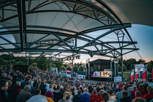 Widok na publiczność w amfiteatrze i scenę