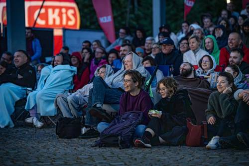 Zbliżenie na publiczność siedzącą w amfiteatrze